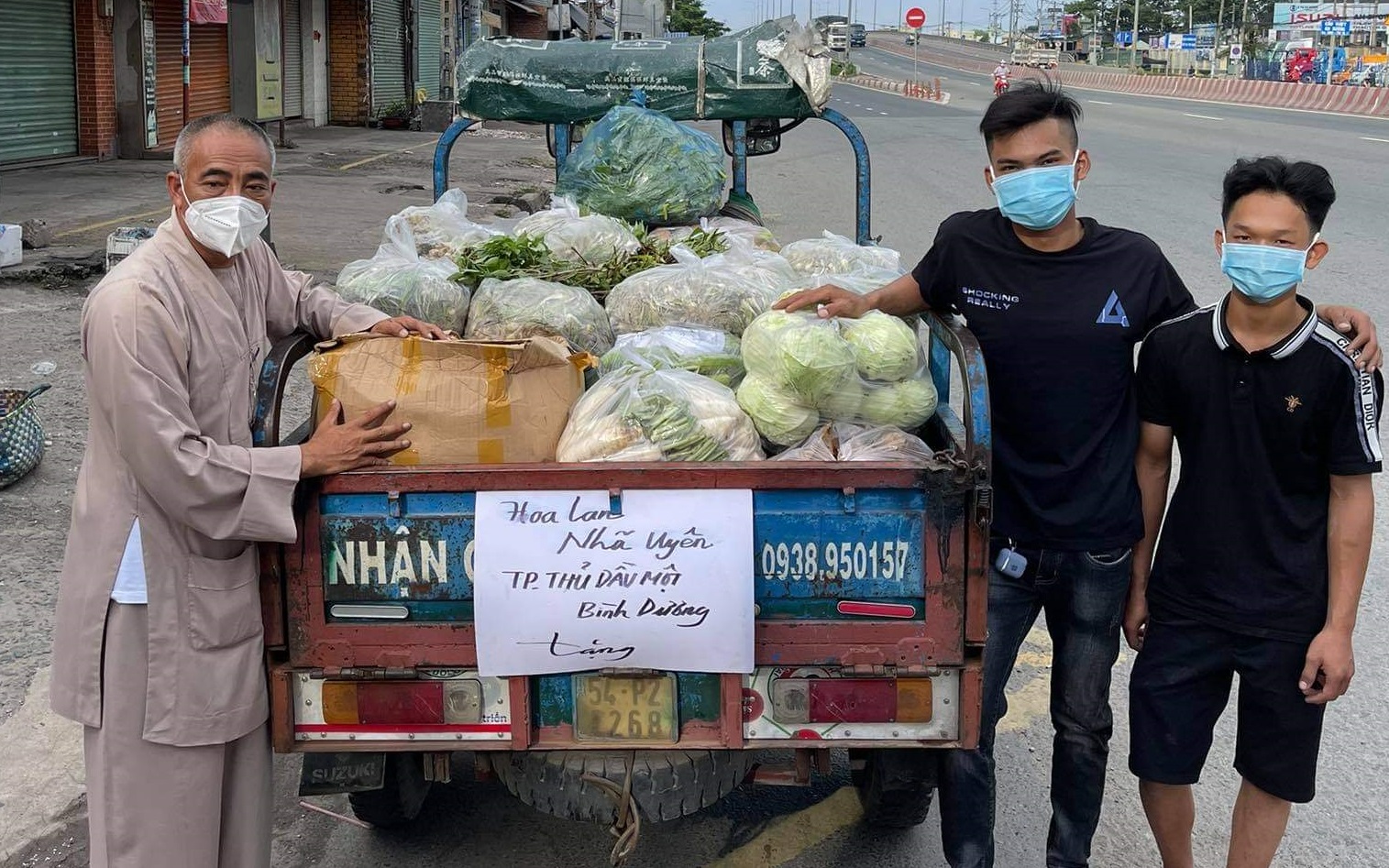 Hỗ trợ hàng hóa cho người dân trong khu vực phong tỏa